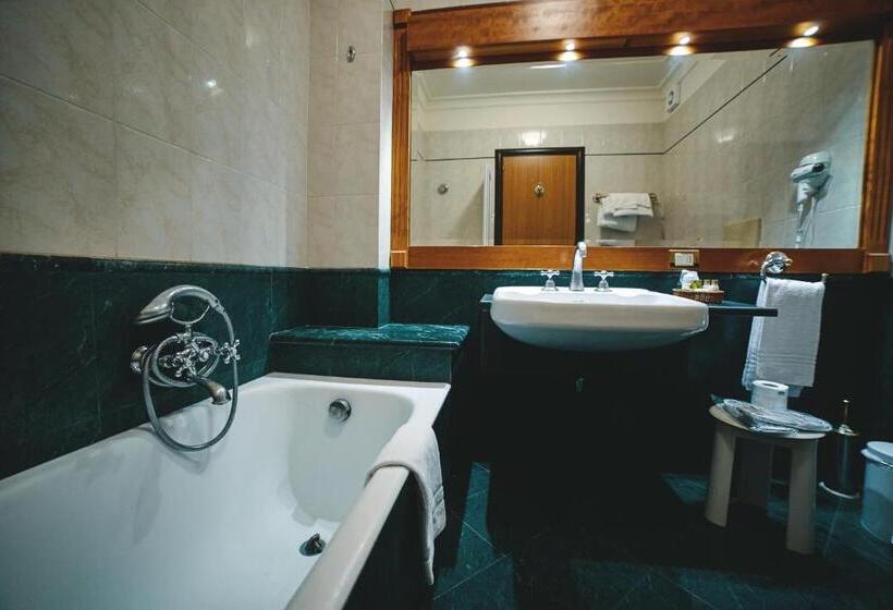 Habitación Estándar, Serino
