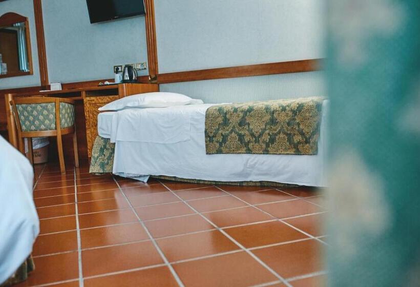 Habitación Triple Estándar, Serino
