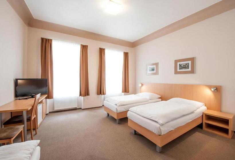 חדר סופריור לשלושה, V Centru