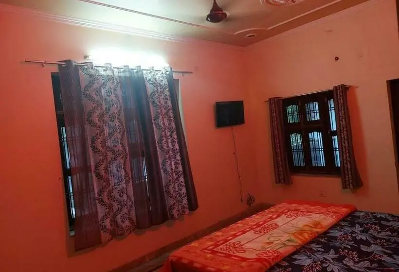 Classic Kolmen Hengen Huone, Oyo 88404 Golden Oyo Guest House