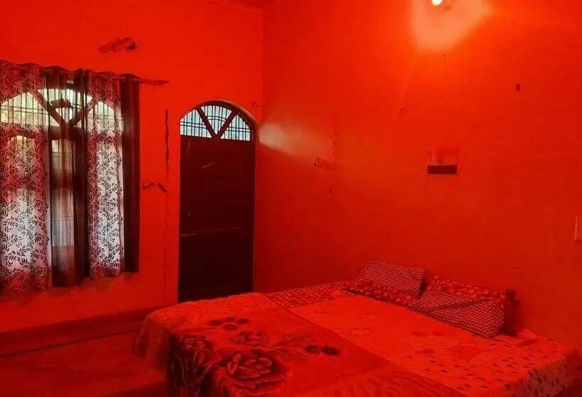 Classic Kolmen Hengen Huone, Oyo 88404 Golden Oyo Guest House