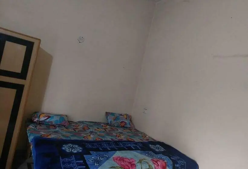 Classic Kolmen Hengen Huone, Oyo 88404 Golden Oyo Guest House