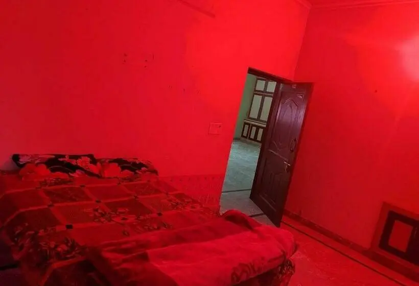 Classic Kolmen Hengen Huone, Oyo 88404 Golden Oyo Guest House