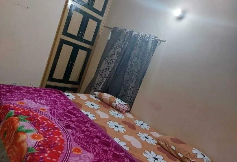 Classic Kolmen Hengen Huone, Oyo 88404 Golden Oyo Guest House