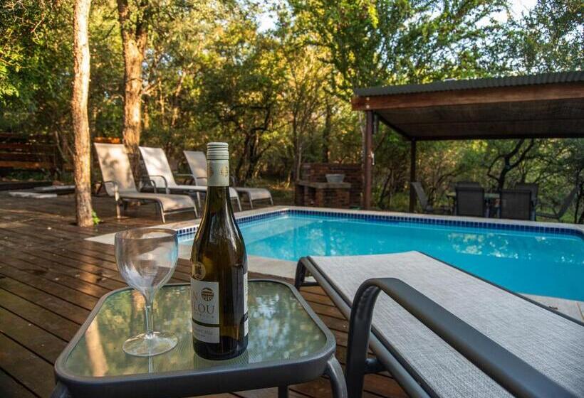 غرفة قياسية مطلّة علي حمام السباحة, Thornforest Luxury Bush Lodge