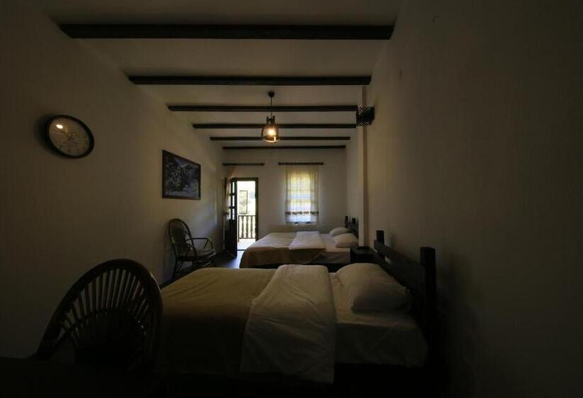 اتاق استاندارد سه تخته با بالکن, Şelale Konak Çavuş'un Yeri