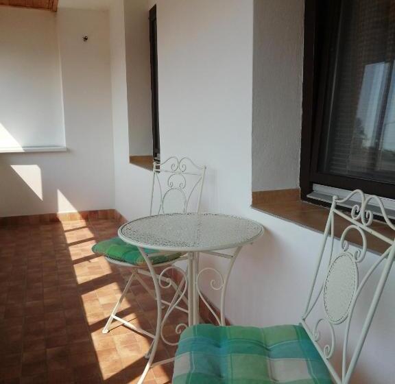 غرفة إقتصادية فردية, San