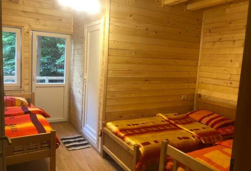 Трехместный Номер Стандарт с Балконом, Adenisi Guesthouse