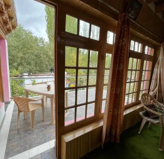 اتاق لوکس با بالکن, Napishu Guest House