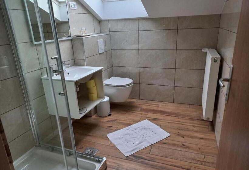 اتاق استاندارد سه نفره, Sobe Levc