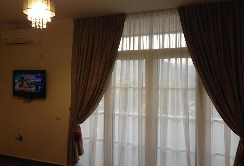 חדר דלוקס, Real