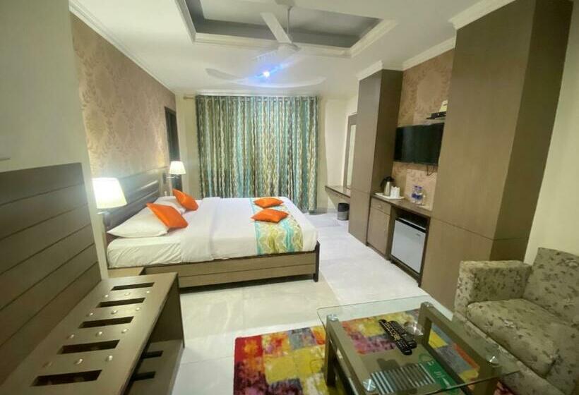 Deluxe Værelse, Sagar