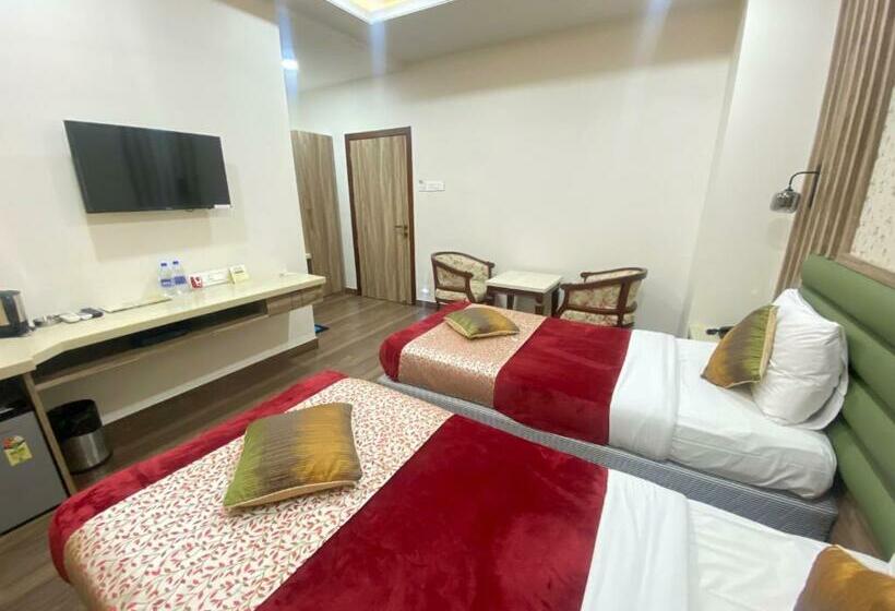 Deluxe Værelse, Sagar