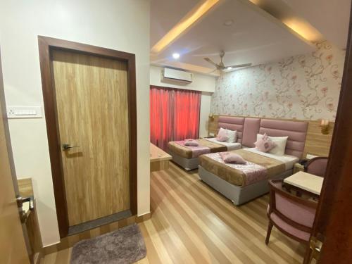 Deluxe Værelse, Sagar