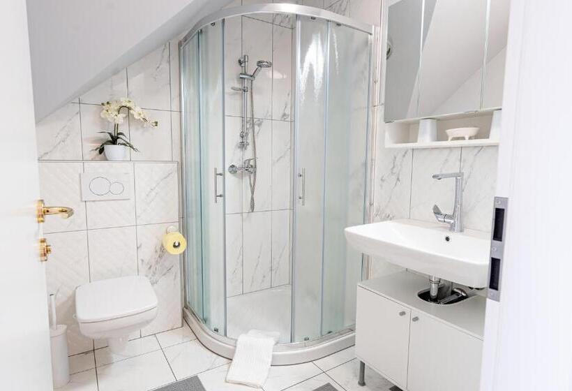 اتاق لوکس, Rooms Močilnik