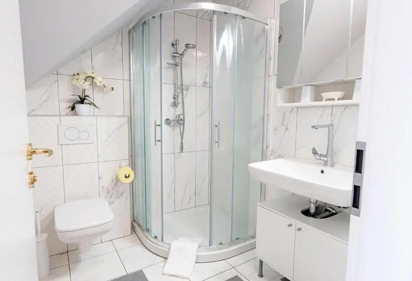 اتاق لوکس, Rooms Močilnik