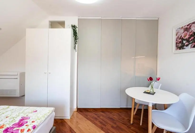 اتاق لوکس, Rooms Močilnik
