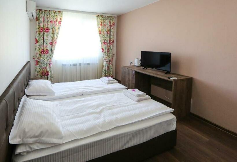 패밀리 스위트, The Secret Garden