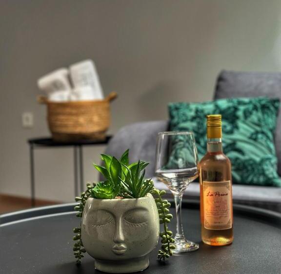 스탠다드 룸, The Secret Garden