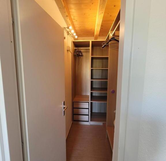 חדר סטנדרט, Li Piri