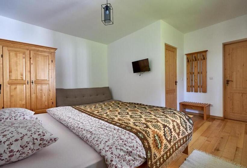 חדר סטנדרט לשלושה, Anahouse