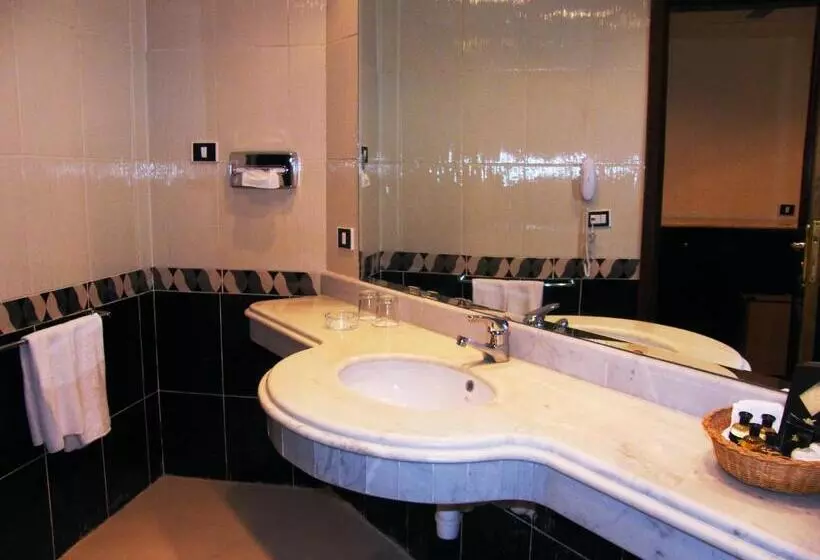 اتاق اساندارد با چشمانداز جانبی به دریا, Dome Marina Hotel & Resort Ain Sokhna