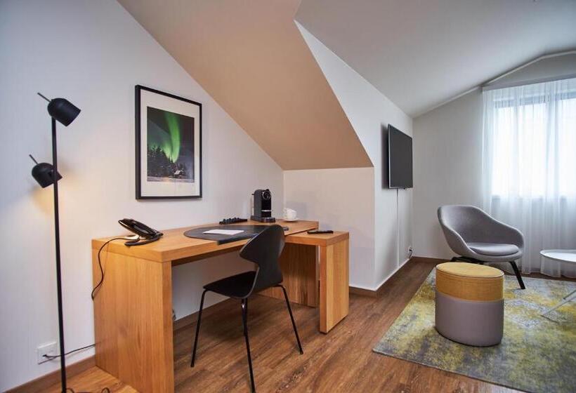 سوییت جونیور, Berg By Keflavik Airport