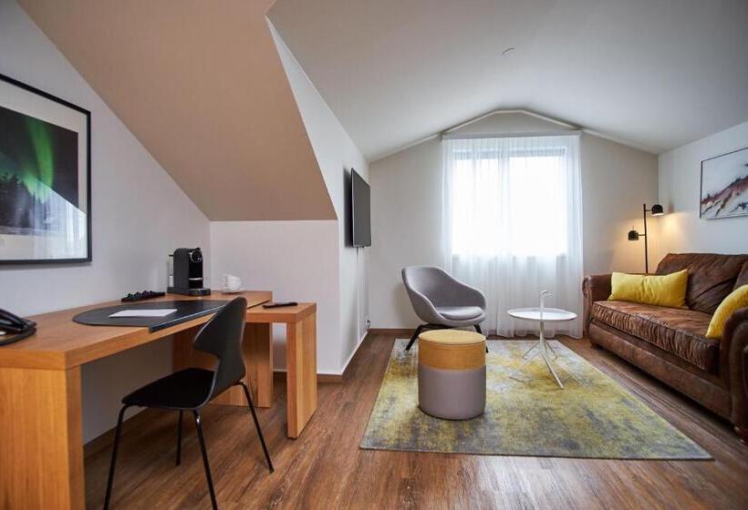 سوییت جونیور, Berg By Keflavik Airport