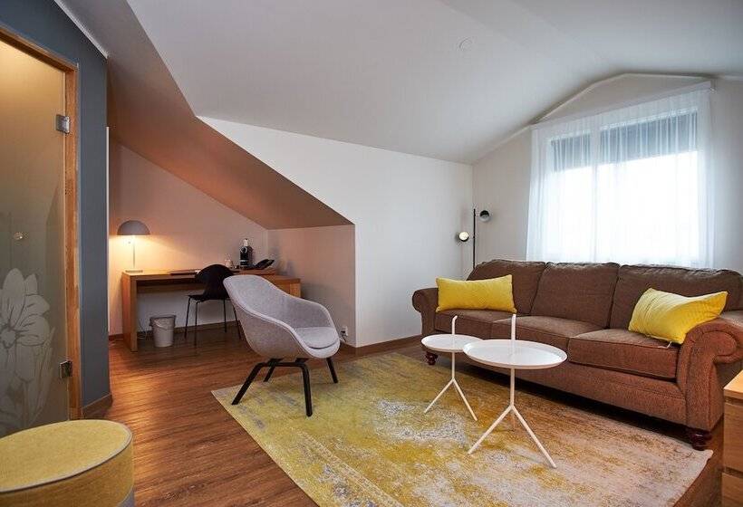 سوییت جونیور, Berg By Keflavik Airport