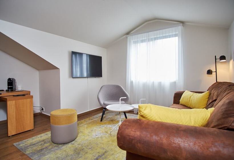 سوییت جونیور, Berg By Keflavik Airport