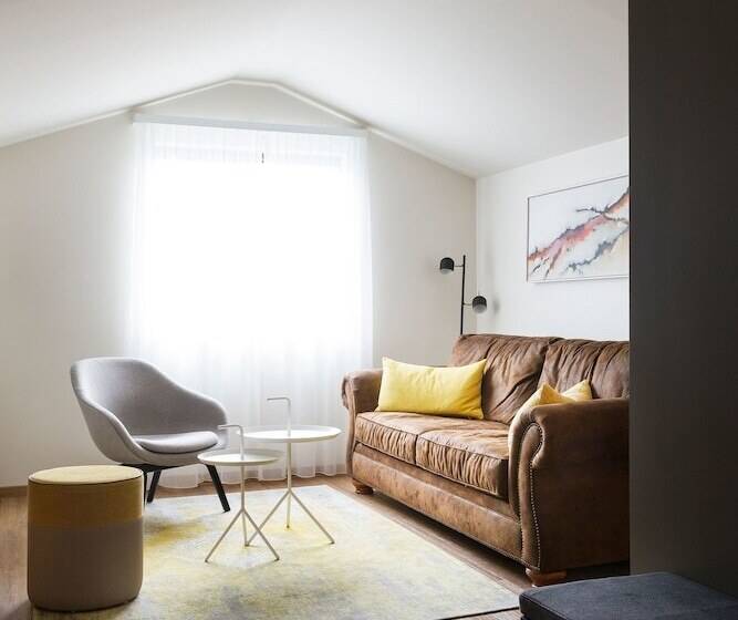 سوییت جونیور, Berg By Keflavik Airport