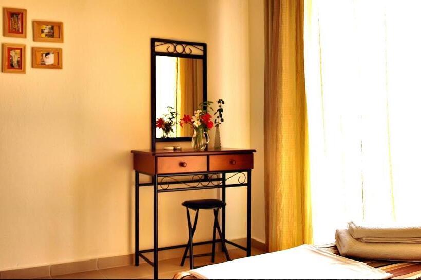 חדר סטנדרט לשלושה, Dafnes Rooms