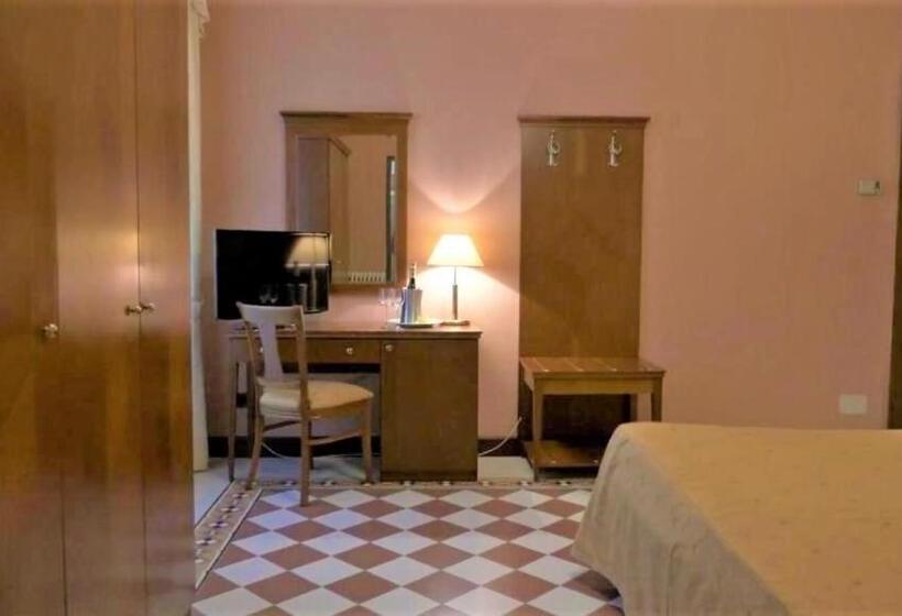 스탠다드 전망 룸, La Rondinella