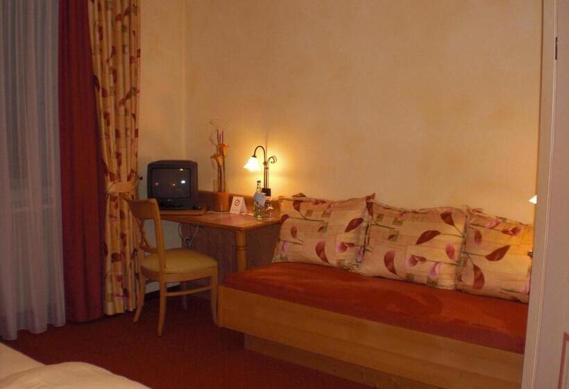 标准三人间, Restaurant Schieble