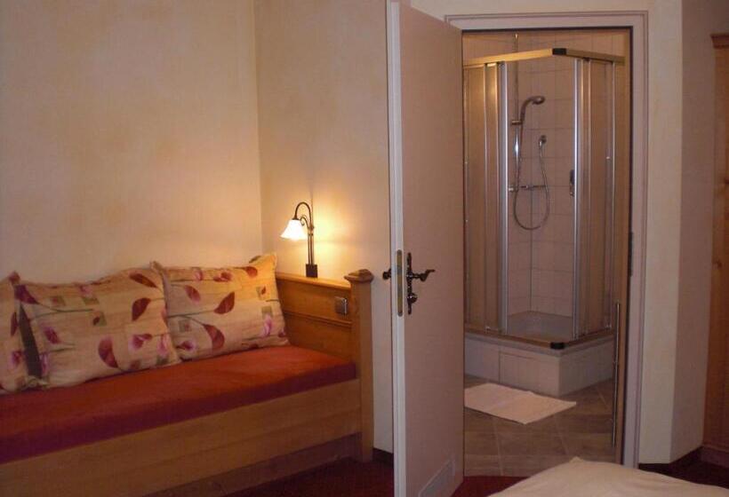 标准三人间, Restaurant Schieble