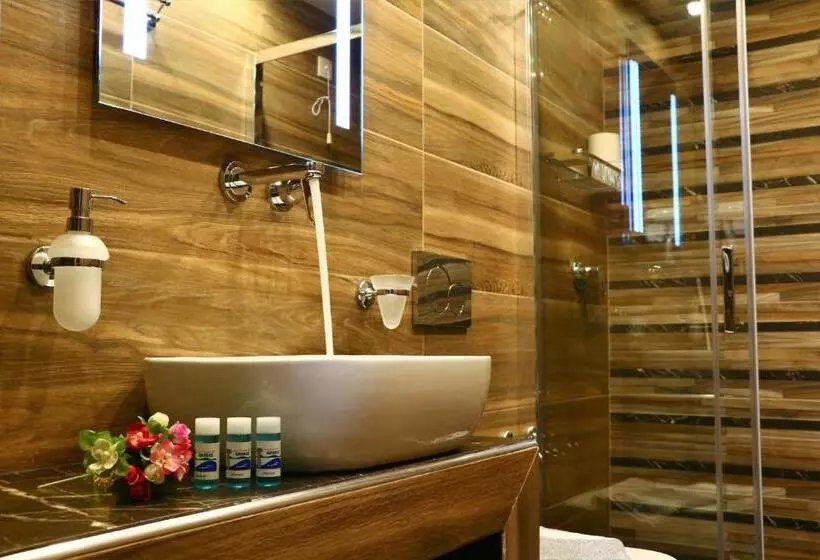 اتاق استاندارد سه نفره, Semiramis Guesthouse