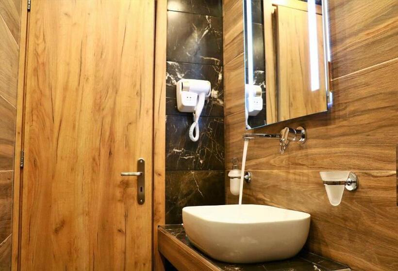 标准三人间, Semiramis Guesthouse