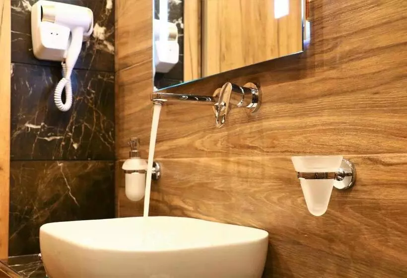 اتاق استاندارد سه نفره, Semiramis Guesthouse