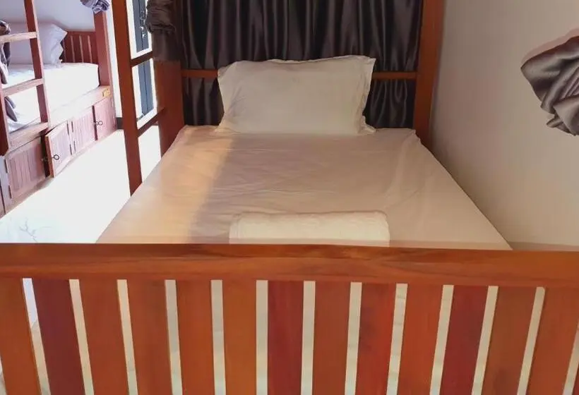 ルームシェアのワンベッド, Darling Pub Hostel