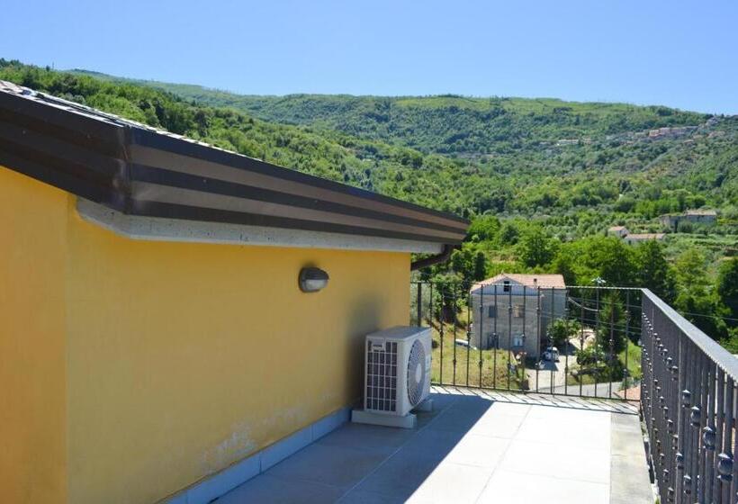 חדר סטנדרט עם מרפסת ונוף להרים, Casa Vacanze Santa Lucia