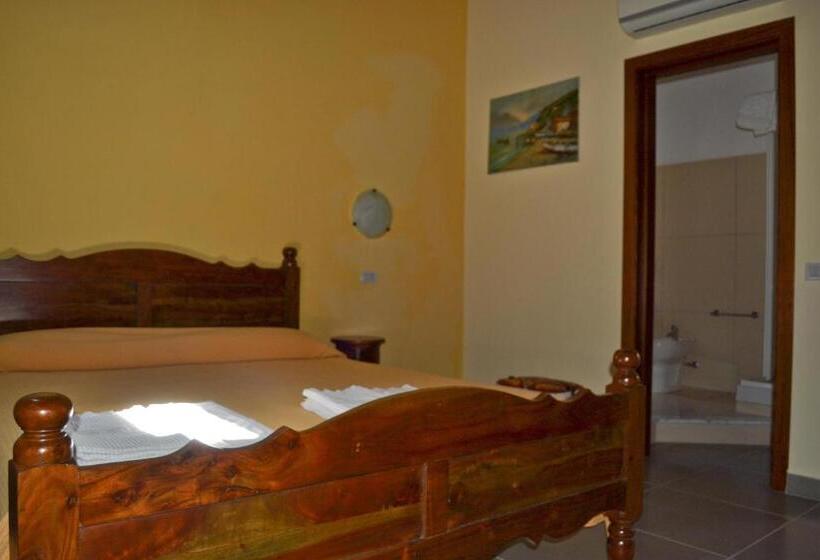 חדר לארבעה סטנדרטי עם מרפסת, Casa Vacanze Santa Lucia