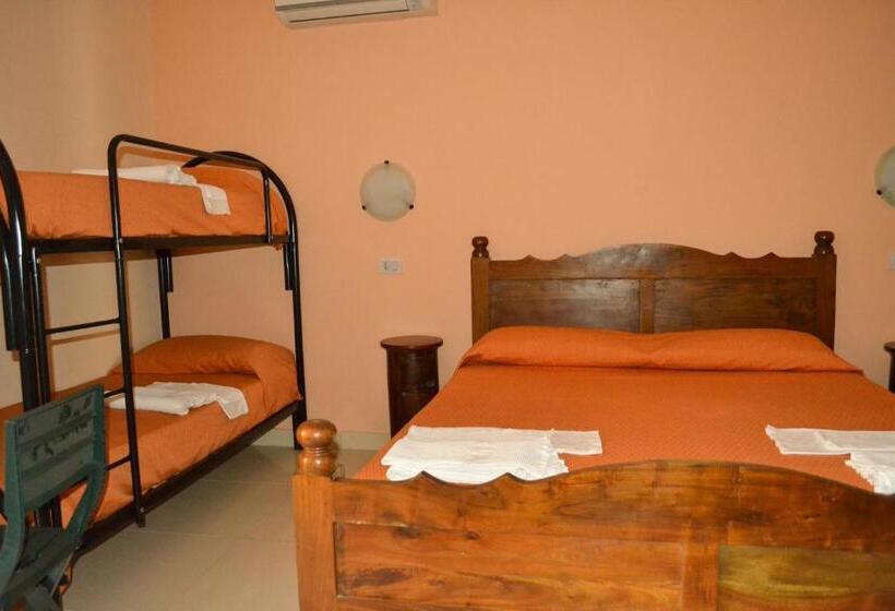 חדר לארבעה סטנדרטי עם מרפסת, Casa Vacanze Santa Lucia