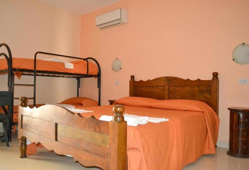 חדר לארבעה סטנדרטי עם מרפסת, Casa Vacanze Santa Lucia