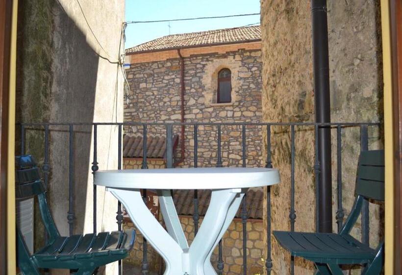 חדר לארבעה סטנדרטי עם מרפסת, Casa Vacanze Santa Lucia