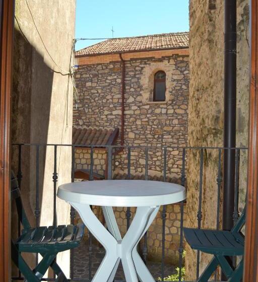 חדר לארבעה סטנדרטי עם מרפסת, Casa Vacanze Santa Lucia