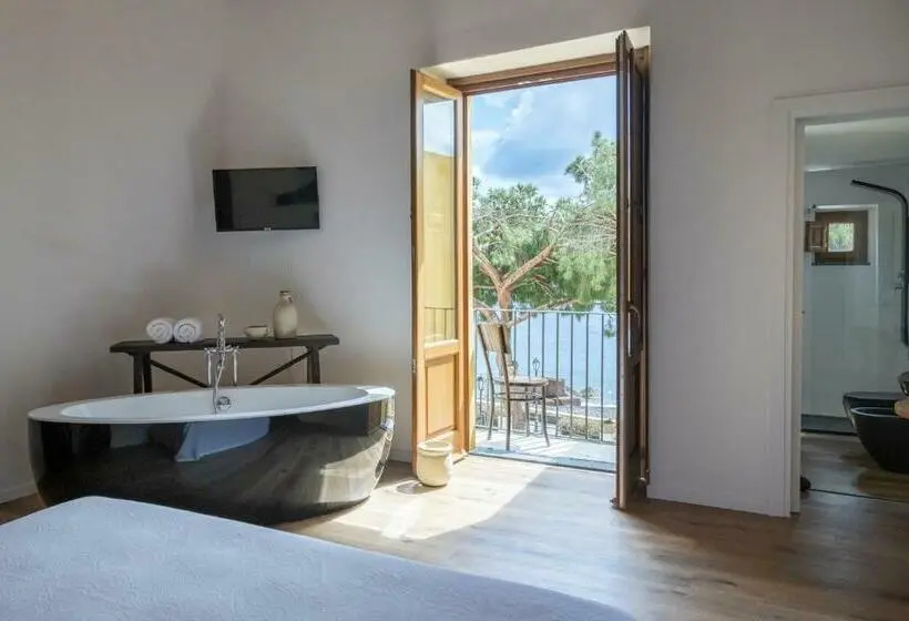 اتاق لوکس با بالکن و چشم‌انداز دریا, Iancura   B&b Di Design A Salina