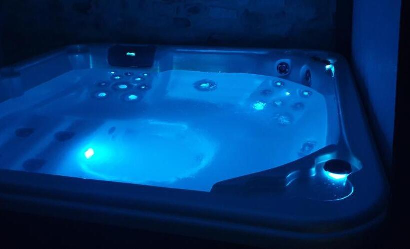 חדר סטנדרט עם מיטת קינג, Chambre D Hôte Avec Spa Privatif Domaine Les Nuits Envôutées   Gard