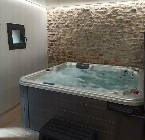 キングサイズベッドのスタンダードルーム, Chambre D Hôte Avec Spa Privatif Domaine Les Nuits Envôutées Gard