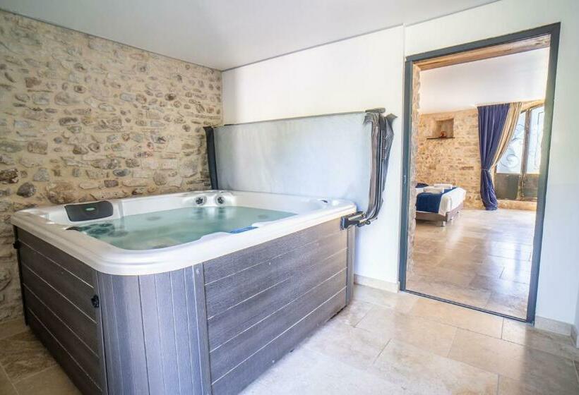 חדר סטנדרט עם מיטת קינג, Chambre D Hôte Avec Spa Privatif Domaine Les Nuits Envôutées   Gard