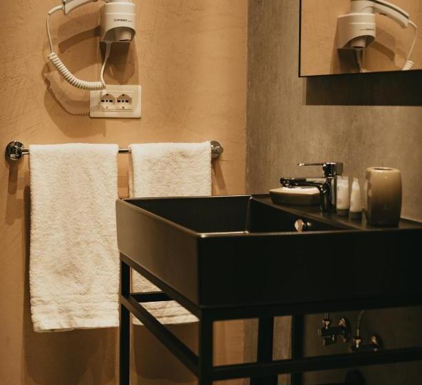 اتاق لوکس با چشم‌انداز دریا, Amr Hotel Durres
